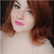 Laureata in lettere classiche impartisce lezioni di materie classiche, storia, e materie letterarie